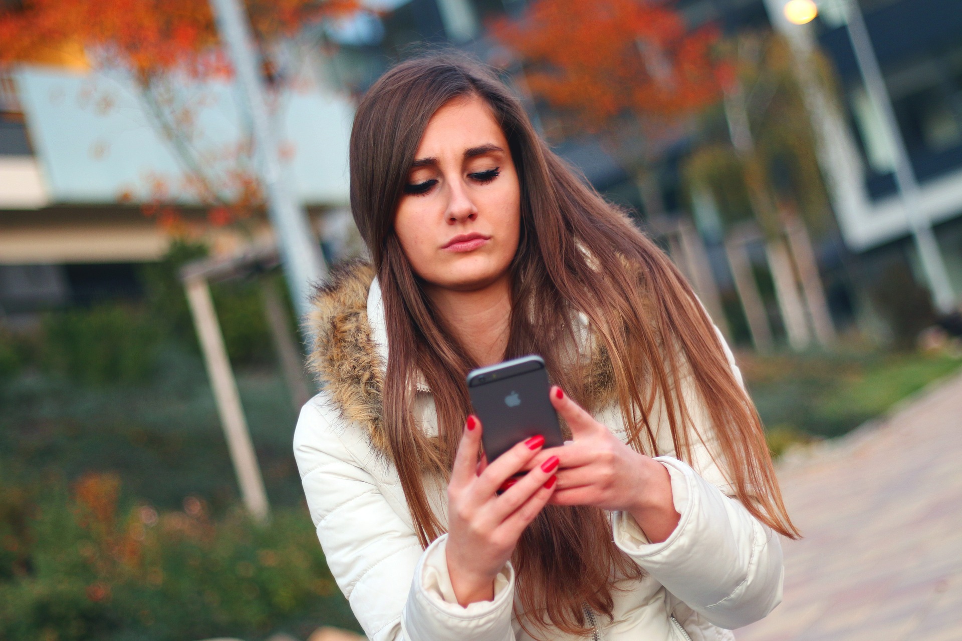 smartphone ragazza triste.jpg